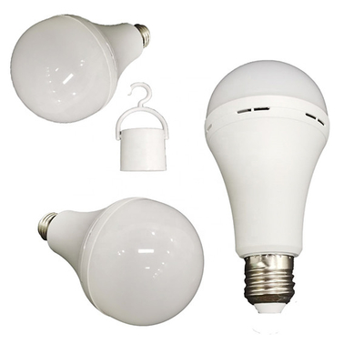 E27 matière plastique Ultraportable d'ampoule rechargeable du secours LED